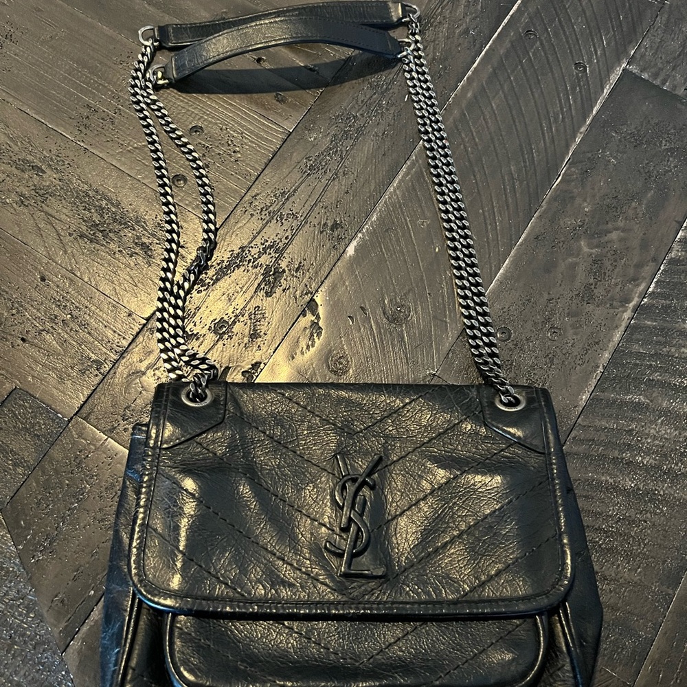 Fashion inspired small Niki shoulder/crossbody bag.